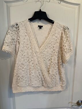 Torrid Women’s cream Blouse Floral Lace V-Neck Short Sleeve Blouse Plus sz 2